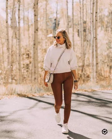 Sneak­ers White of Erin Busbee on the Instagram account @busbeestyle