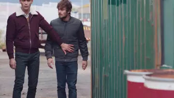 El bombardero gris de Maxime (Clément Rémiens) en Tomorrow nos pertenece