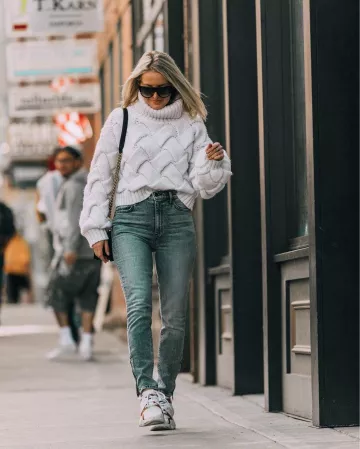 Lovers + Friends White Sweaters de Erin Busbee en la cuenta de Instagram @busbeestyle