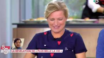 Camiseta serigrafiada de cuello redondo de Anne-Élisabeth Lemoine en algodón azul en C à vous