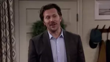 Veste de smoking de Sean Quinn (Hayes MacArthur) dans Merry Happy Whatever (S01E05)