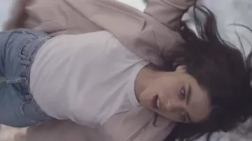 Jean's high-waisted por Nellie O'Brien (Callie Hernandez) en Soundtrack (S01E09)