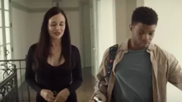 Margot Weston (Madeleine Stowe) Cinturón negro de hebilla redonda en la banda sonora (S01E09)