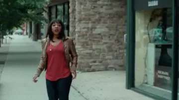 Perfecto en ante marrón de Annette Sands (Marianne Jean-Baptiste) en Soundtrack (S01E09)