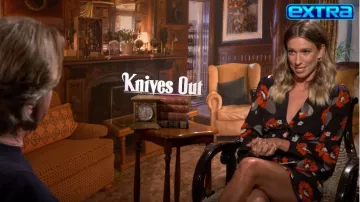 Réalisation-Noir-Orange-Floral Leekley Robe portée par Renee Bargh Extra novembre 28,2019