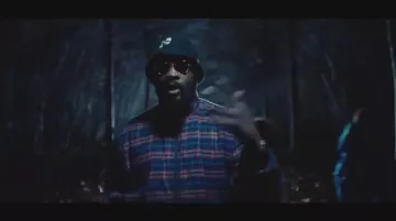 La chaqueta a cuadros de Balenciaga que lleva Damso en el video musical God Bless de Hamza