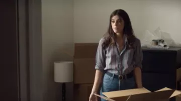 Hebilla redonda de cinturón negro de Nellie O'Brien (Callie Hernández) en Soundtrack (S01E10)