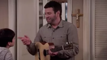 Camisa beige de Matt (Brent Morin) en Merry Happy Whatever (S01E04)