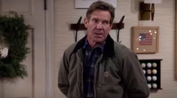 Bomber vert de Don Quinn (Dennis Quaid) dans Merry Happy Whatever (S01E04)