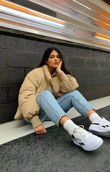 Zapatillas blancas y negras de Laeticia Diverchy en la cuenta de Instagram de @tyciadchannel