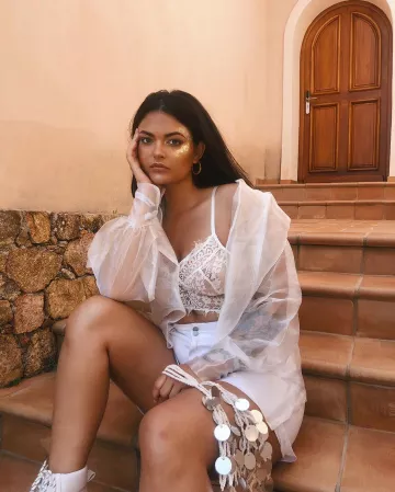 Le short en jean blanc de Laeticia Diverchy sur le compte Instagram de @tyciadchannel