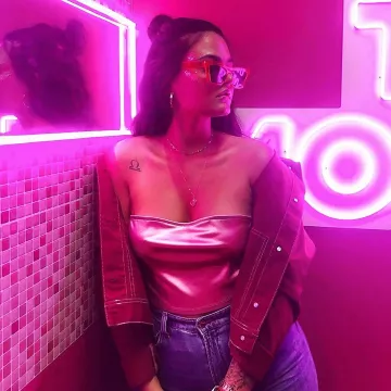 Chaqueta vaquera roja de laeticia Diverchy en @tyciadchannel