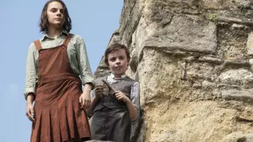 El atuendo completo de Lyra Belacqua (Dafne Keen) en At the Crossroads of Worlds (S01E01)