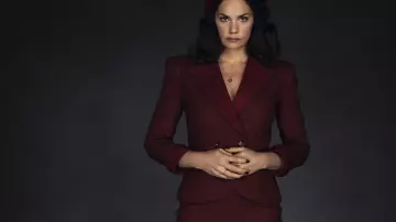 El sastre borgoñón de la señora Coulter (Ruth Wilson) en En la encrucijada de mundos (S01)