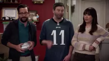 Green shirts of Todd (Adam Rose) in Merry Happy Whatever (S01E03)