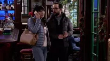 Doudoune noir de Todd (Adam Rose) dans Merry Happy Whatever (S01E02)
