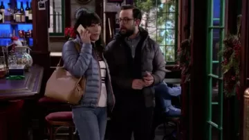 Purse in suede by Joy Quinn (Elizabeth Ho) in Merry Happy Whatever (S01E02)