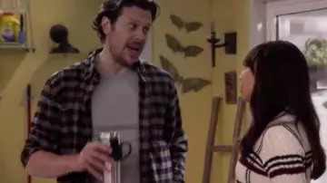 Pull à rayure blanc de Joy Quinn (Elizabeth Ho) dans Merry Happy Whatever (S01E02)