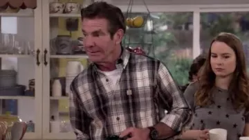Camisa gris a cuadros de Don Quinn (Dennis Quaid) en Merry Happy Whatever (S01E02)