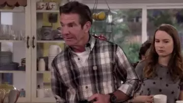Chemise à carreaux gris de Don Quinn (Dennis Quaid) dans Merry Happy Whatever (S01E02)