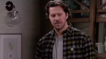 Chemise à carreaux jaune de Sean Quinn (Hayes MacArthur) dans Merry Happy Whatever (S01E02)