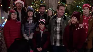 Bonnet rouge foncé de Kayla (Ashley Tisdale) dans Merry Happy Whatever (S01E02)