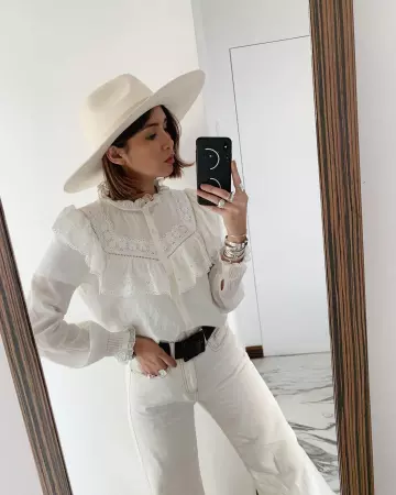 The blouse adorned with white lace worn by Lison on the account Instagram of @lisonseb