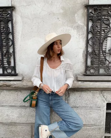 La blouse blanche Reiko Jeans portée par Lison sur le compte Instagram de @lisonseb