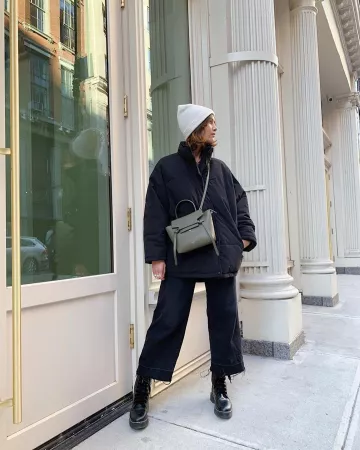 La doudoune oversize noire American Vintage portée par Lison sur le compte Instagram de @lisonseb