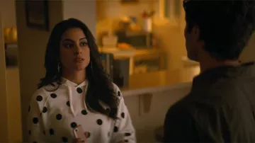 The hoody polka dot Delilah Alves (Carmela Zumbado) in YOU (S02E07)