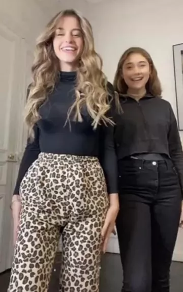 Le pantalon léopard Laurence Bras porté par Léa Élui sur le compte Instagram de @leaeluiginetfans