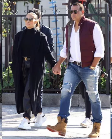 Alexander McQueen Oversized Sole Sneakers usadas por Jennifer Lopez Los Ángeles 29 de diciembre de 2019