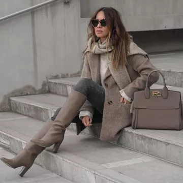 Botas Marrones de Sasha Simón en la cuenta de Instagram @lolariostyle