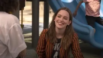 Camiseta gráfica negra de manga corta usada por Love Quinn (Victoria Pedretti) en YOU Temporada 2 Episodio 3
