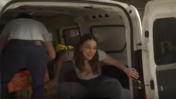 Jeans ajustados negros usados por Love Quinn (Victoria Pedretti) en YOU Temporada 2 Episodio 3