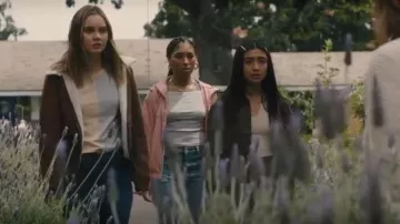 Cognac Blouson porté par McKenna Brady (Liana Liberato) en Léger comme une Plume Saison 2 Épisode 8