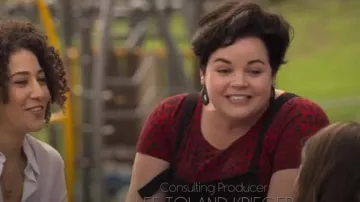 Sanctuary Red Beacon Tee usado por Sunrise (Melanie Field) en YOU Temporada 2 Episodio 3