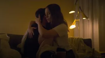 Camiseta blanca de manga corta usada por Love Quinn (Victoria Pedretti) en YOU Temporada 2 Episodio 3