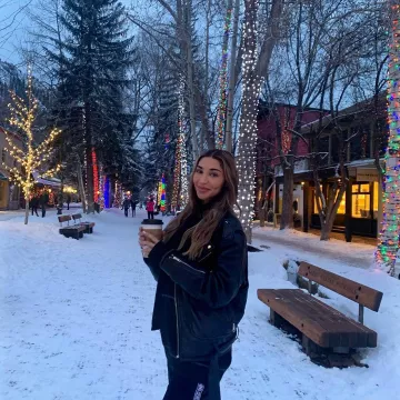 Opening Ceremony Taped Lo­go Warm Up Navy Pant of Chantel Jeffries on the Instagram account @chanteljeffries December 29, 2019