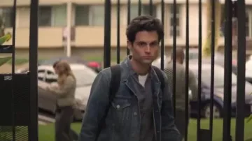 Chaqueta de mezclilla azul usada por Joe Goldberg (Penn Badgley) en YOU Temporada 2 Episodio 3