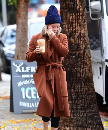 Acne Studios Pansy L Face Beanie usado por Hilary Duff Los Ángeles 26 de diciembre de 2019