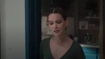 Gorjana Gold Sunburst Coin Collar colgante usado por Love Quinn (Victoria Pedretti) en YOU Temporada 2 Episodio 3