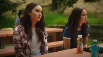 Marine T - shirt porté par McKenna Brady (Liana Liberato) en Léger comme une Plume Saison 2 Épisode 8