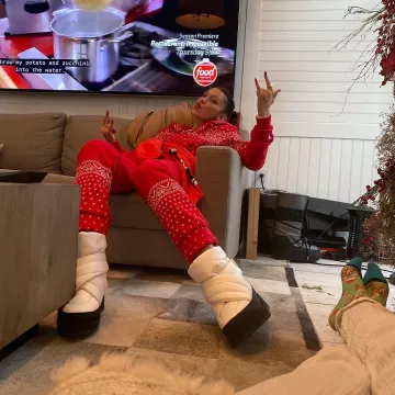 UGG Wa­ter­proof Puffer White Boots of Bella Hadid on the Instagram account @bellahadid December 28, 2019