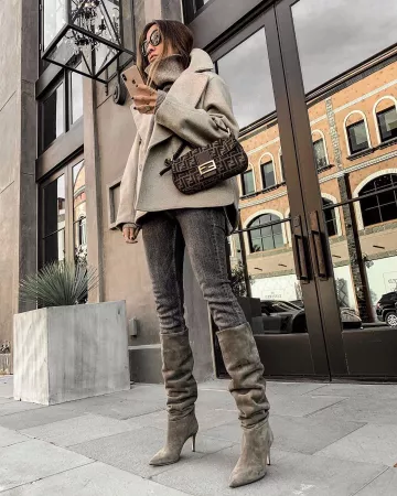 Botas hasta la rodilla de Sasha Simón en la cuenta de Instagram @lolariostyle