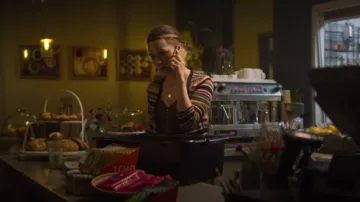 Mustard Velvet Button Camisole usado por Love Quinn (Victoria Pedretti) en YOU Temporada 2 Episodio 4
