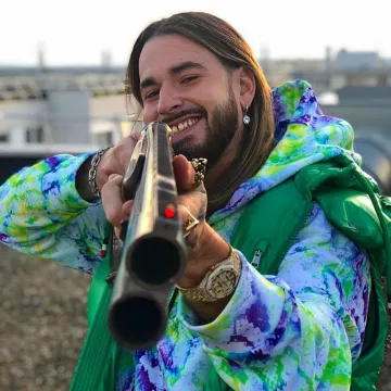 The green jacket without sleeves worn by SCH on his account Instagram @sch 