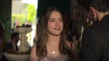 Camisola de encaje blanco con adornos usada por Love Quinn (Victoria Pedretti) en YOU Temporada 2 Episodio 4