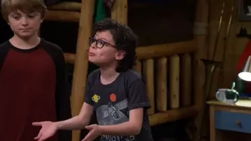 Black Tee worn by  Matteo Silva (Raphael Alejandro) in BUNK'D Season 4 Episode 8