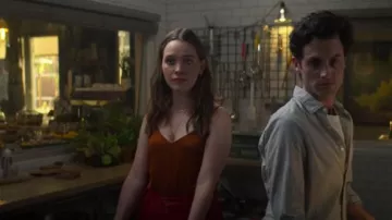 Camisola naranja de seda usada por Love Quinn (Victoria Pedretti) en YOU Temporada 2 Episodio 4